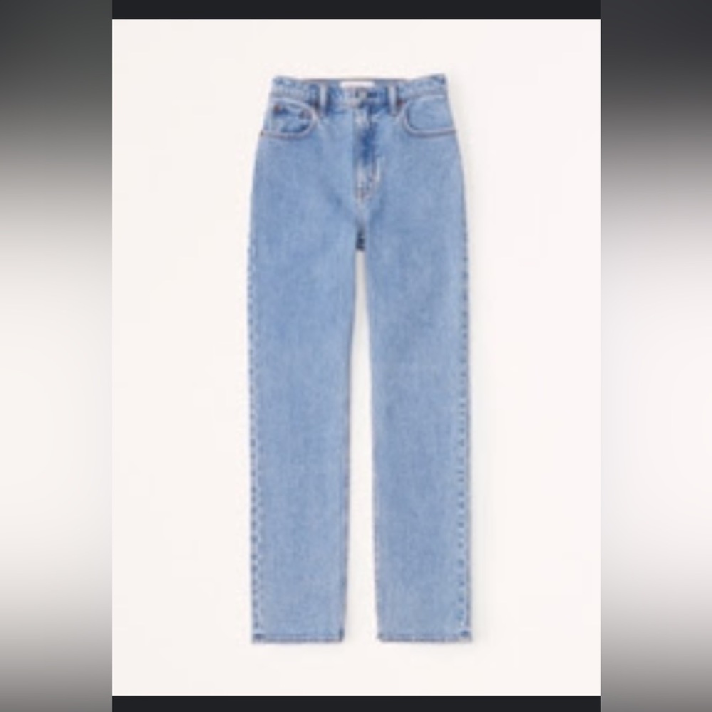 NWT ABERCROMBIE 
Ultra High Rise 90s Straight Jean
Color: MEDIUM
MEDIUM 32 LONG